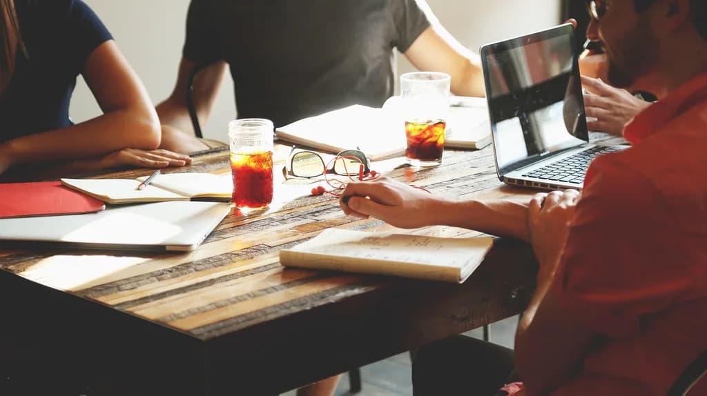 Une équipe réunie autour d’une table de travail